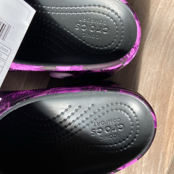 NEW CROCS Vibrant Purple & Black Floral Platform Clogs Ladies sz 7 - Picture 7 of 10